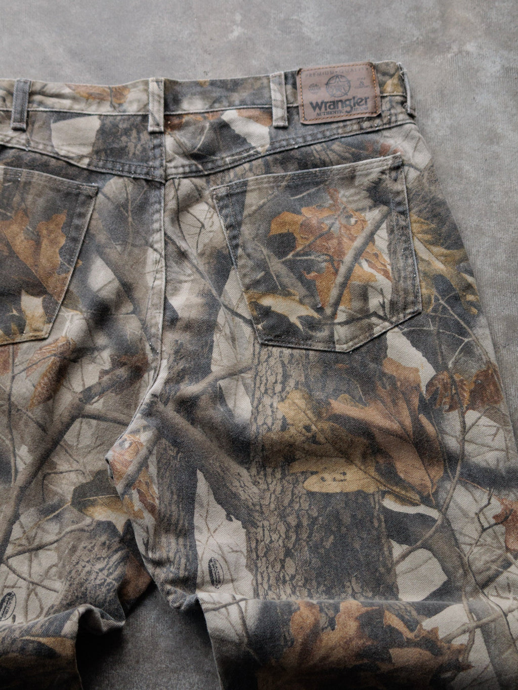 Vintage 90s Brown Realtree Hardwoods Camo Wrangler Pants (W38)