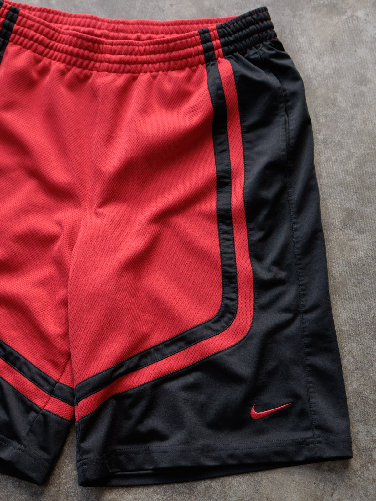 Vintage 00s Black Nike Colourblock Mesh Shorts (L)