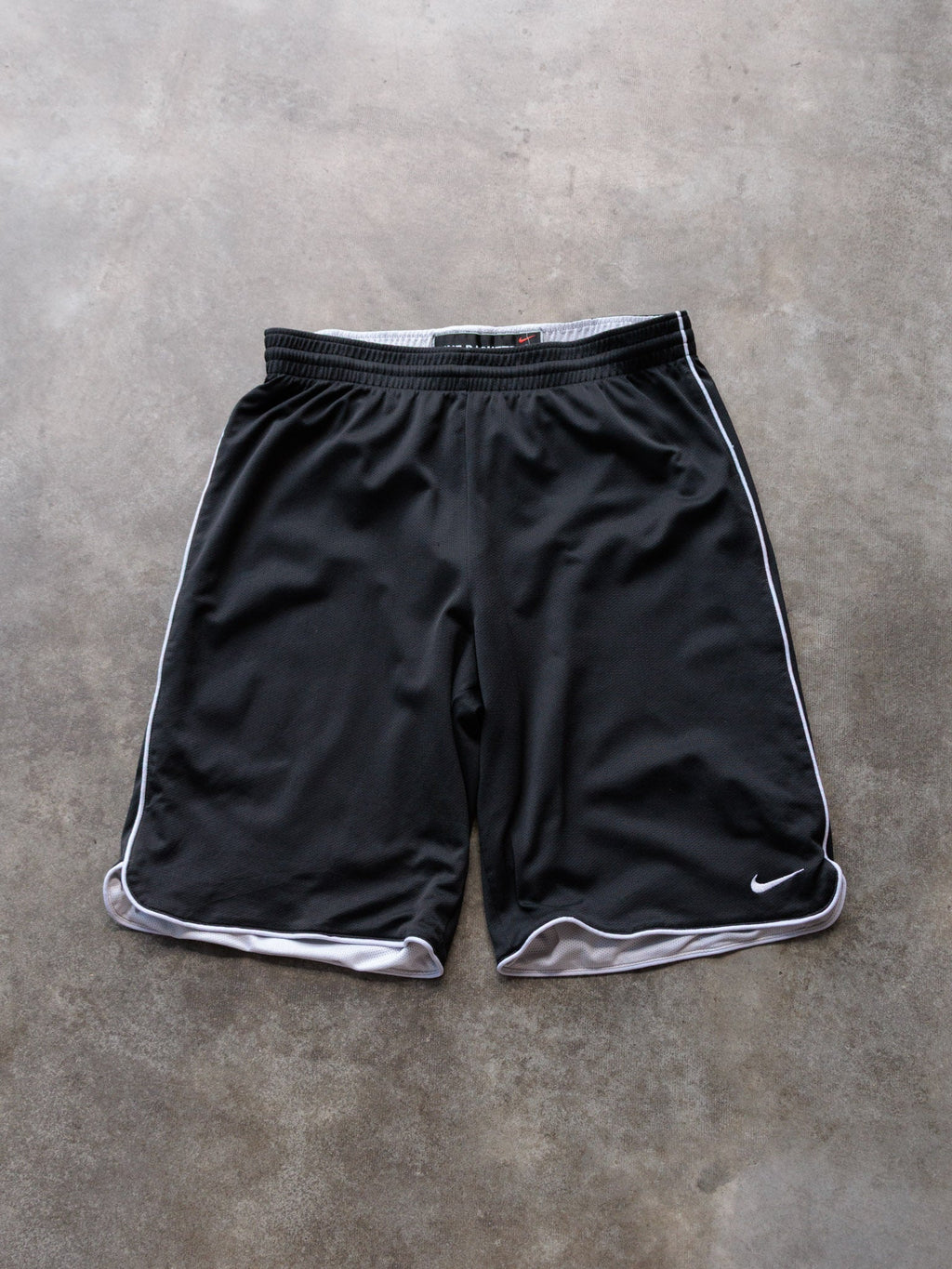 Vintage Black & White Nike Reversible Mesh Basketball Shorts (M)