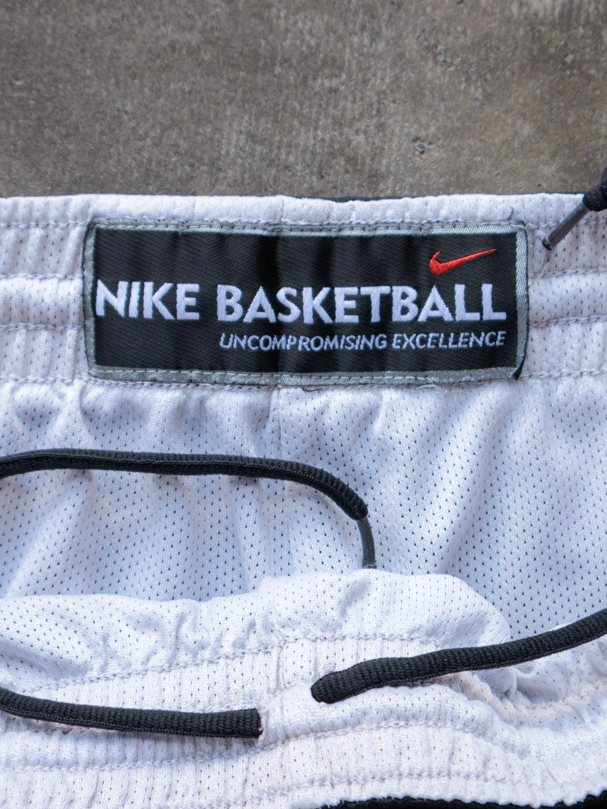 Vintage Black & White Nike Reversible Mesh Basketball Shorts (M)
