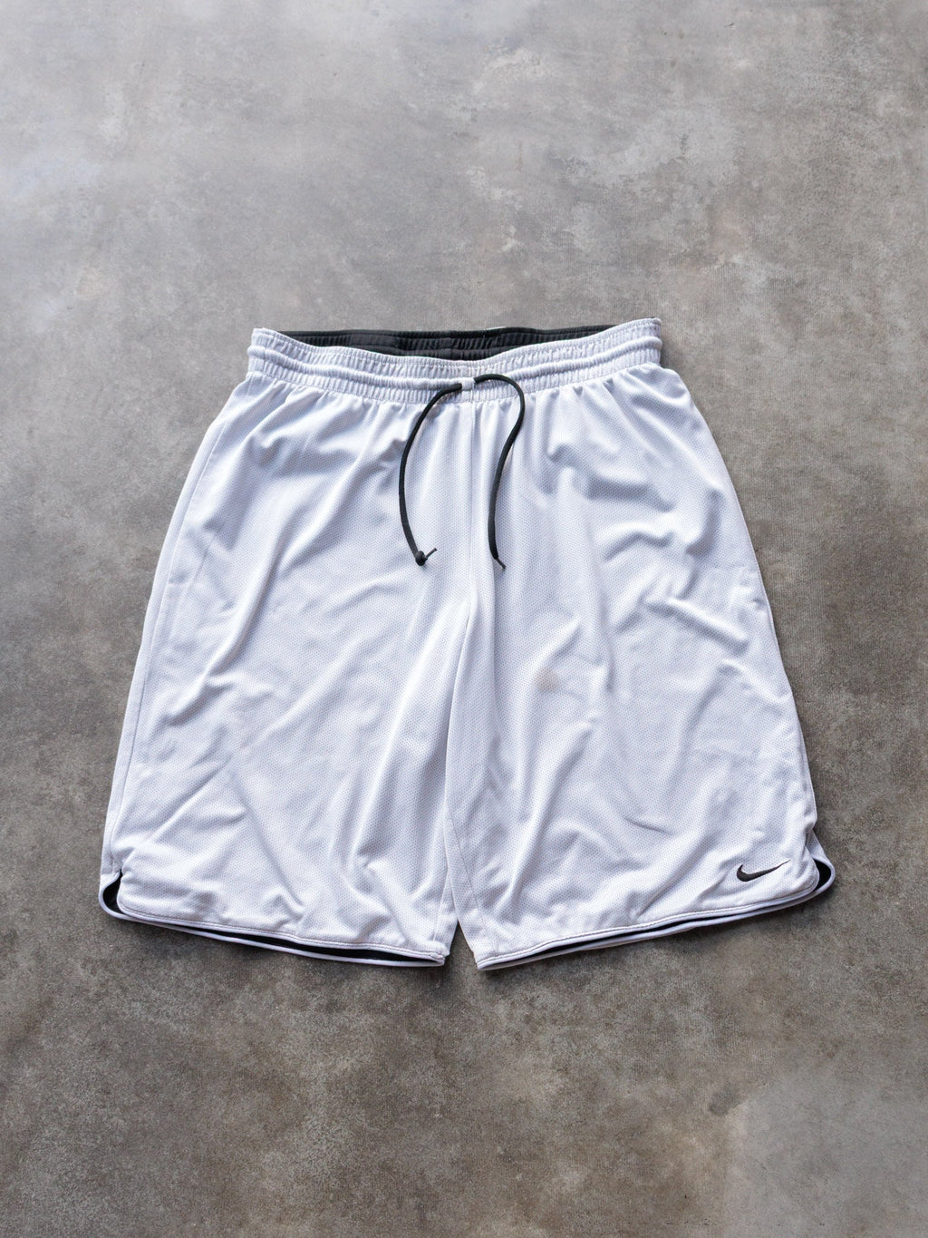 Vintage Black & White Nike Reversible Mesh Basketball Shorts (M)