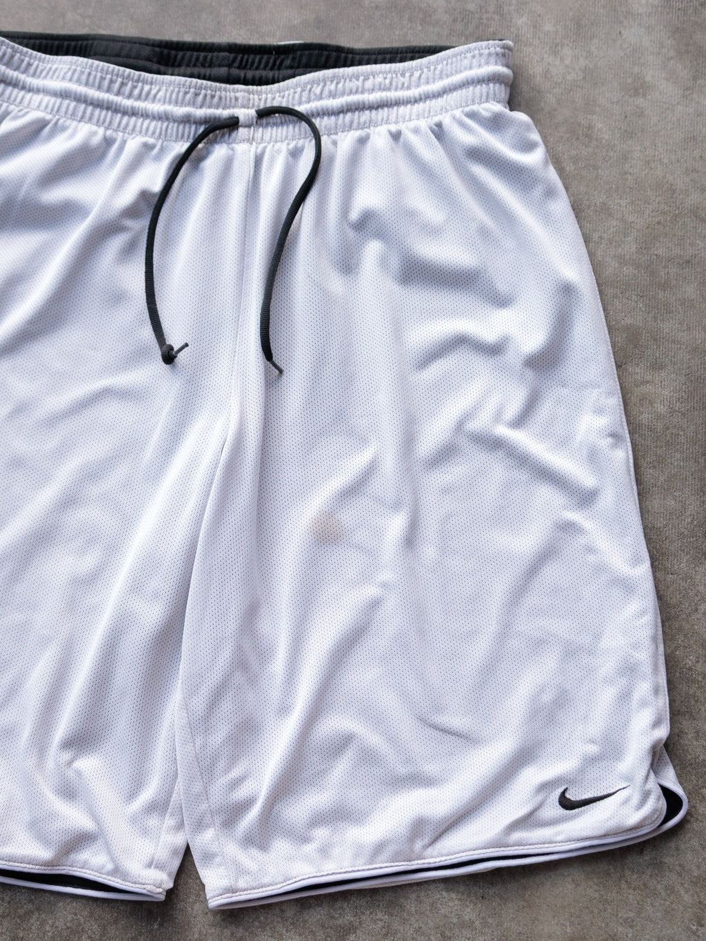 Vintage Black & White Nike Reversible Mesh Basketball Shorts (M)