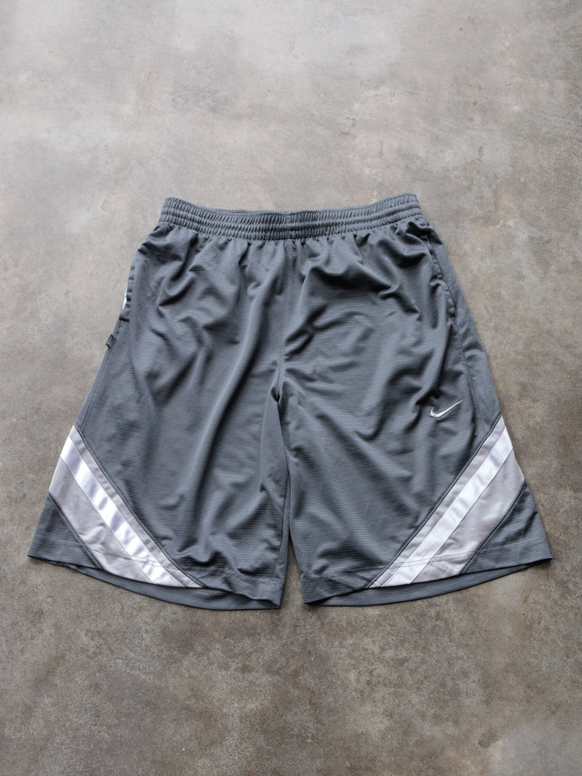 Vintage 00s Grey Nike Shorts (XL)