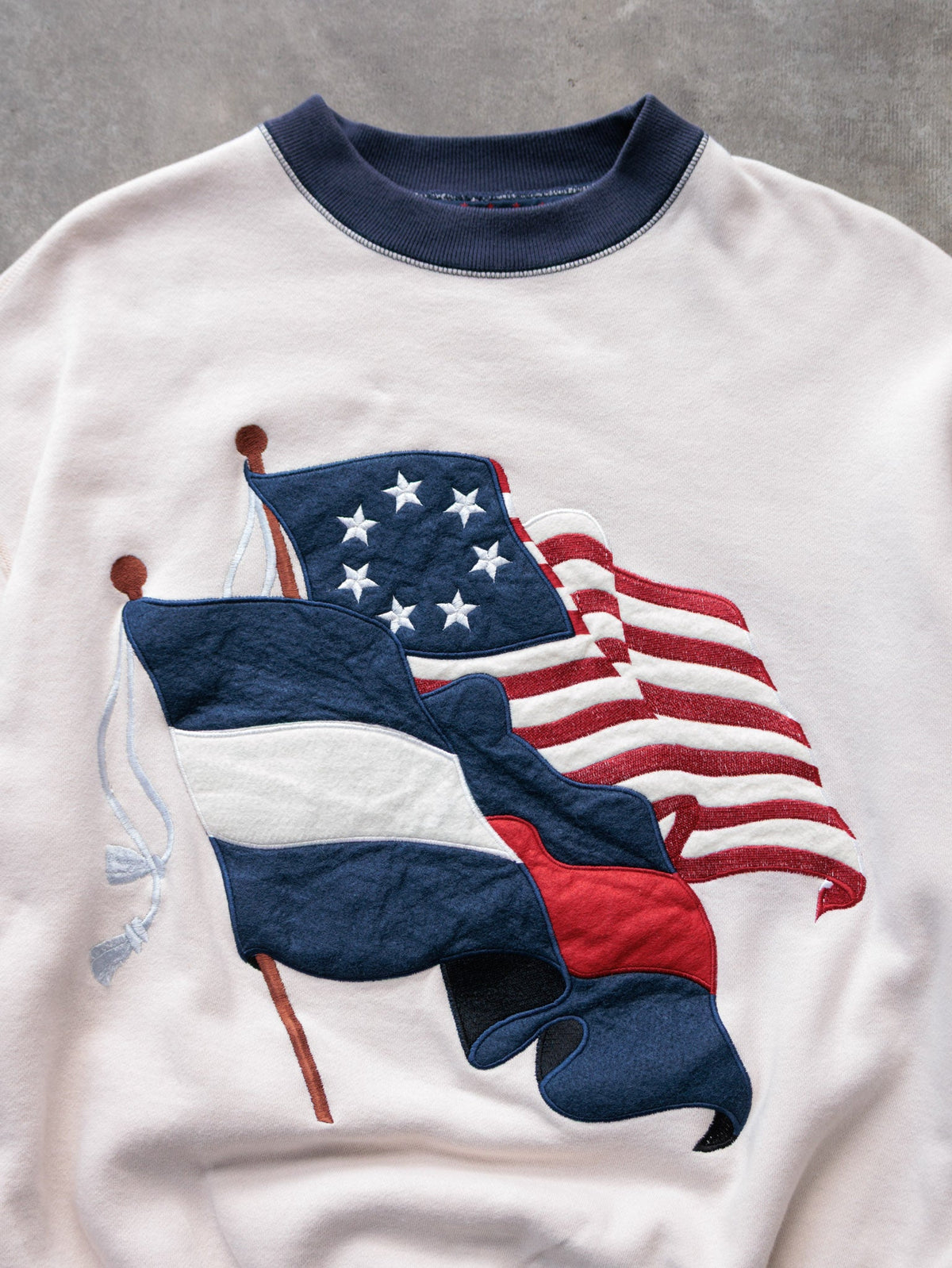 Vintage 90s Beige Tommy Hilfiger Flag Sweatshirt (M)