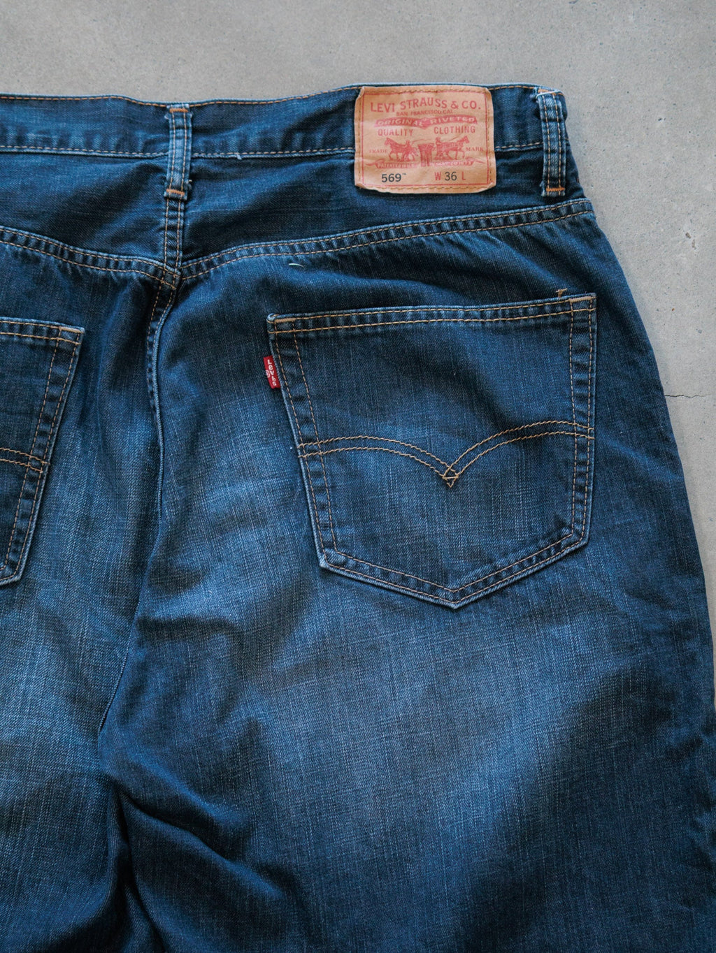 Vintage 00s Blue Levi's 569 Denim Shorts (W36)