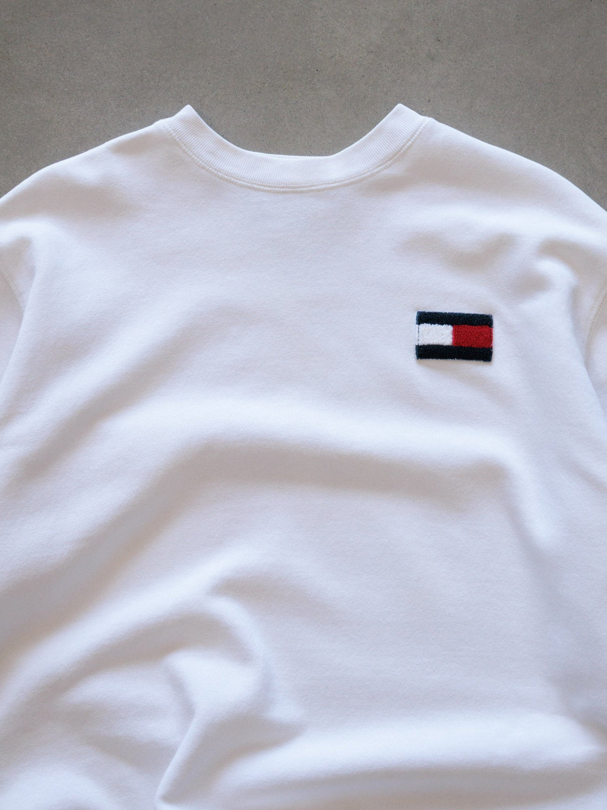 Vintage 90s White Tommy Hilfiger Flag Sweatshirt (L)