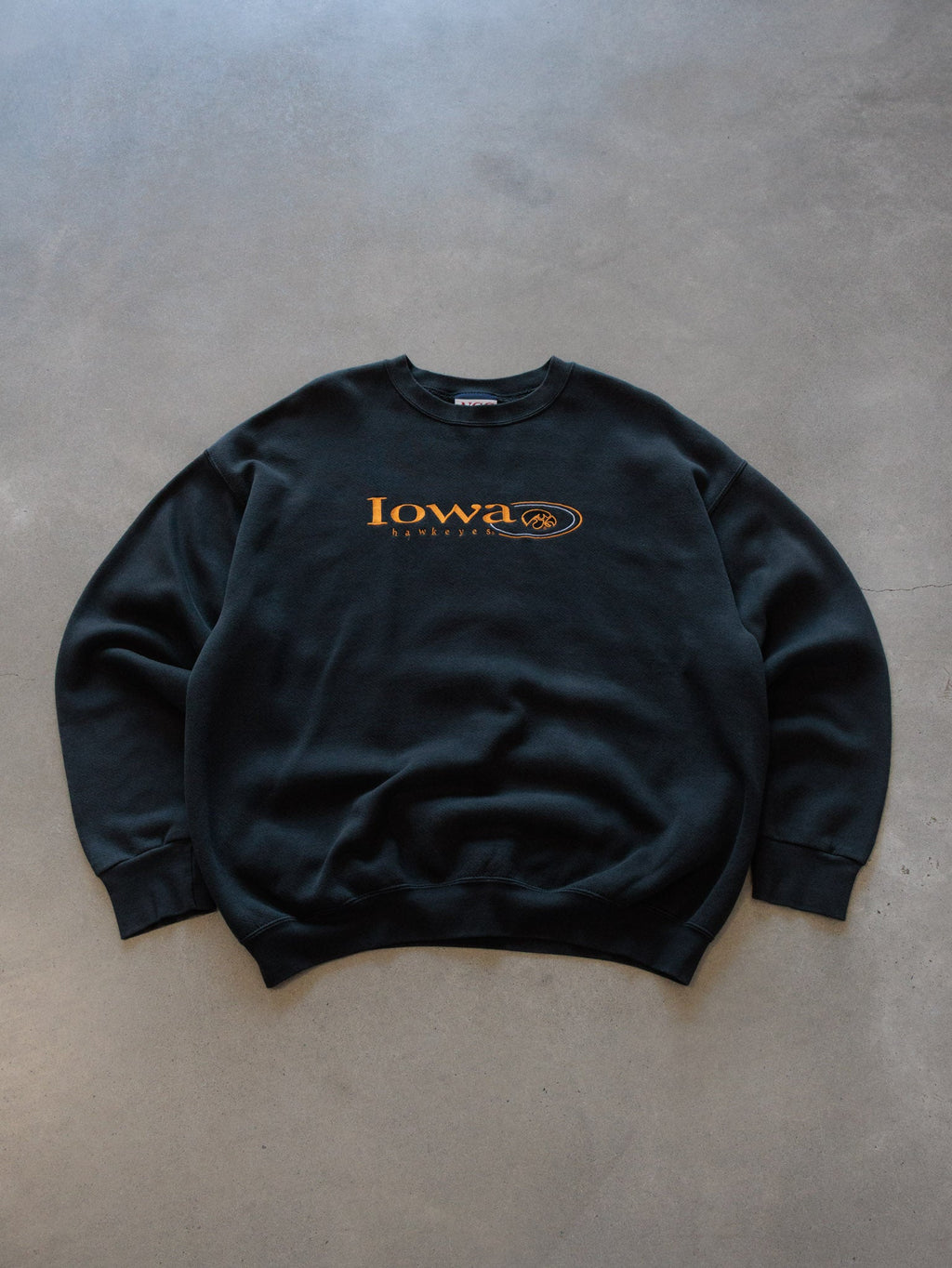 Vintage 90s Black Iowa Hawkeyes Sweatshirt (XL)