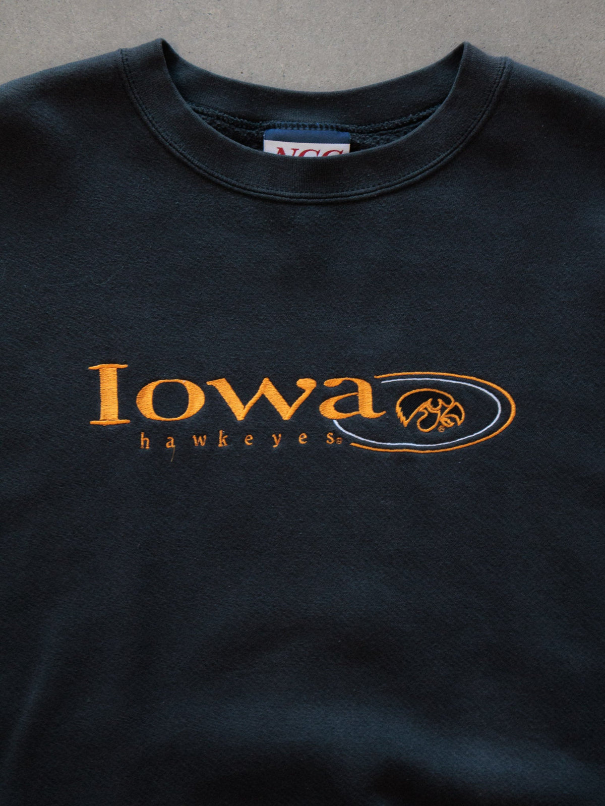 Vintage 90s Black Iowa Hawkeyes Sweatshirt (XL)