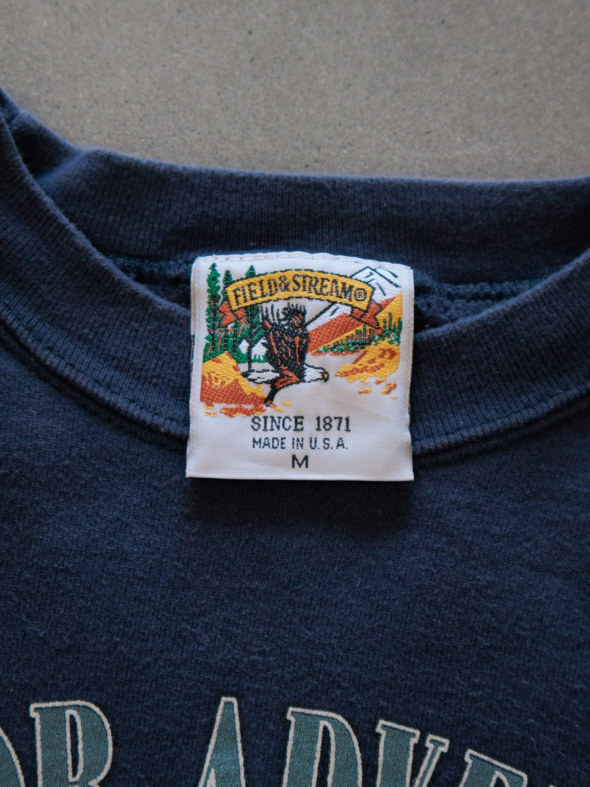 Vintage 90s Navy Field & Stream Whitetail Deer Sweatshirt (M)