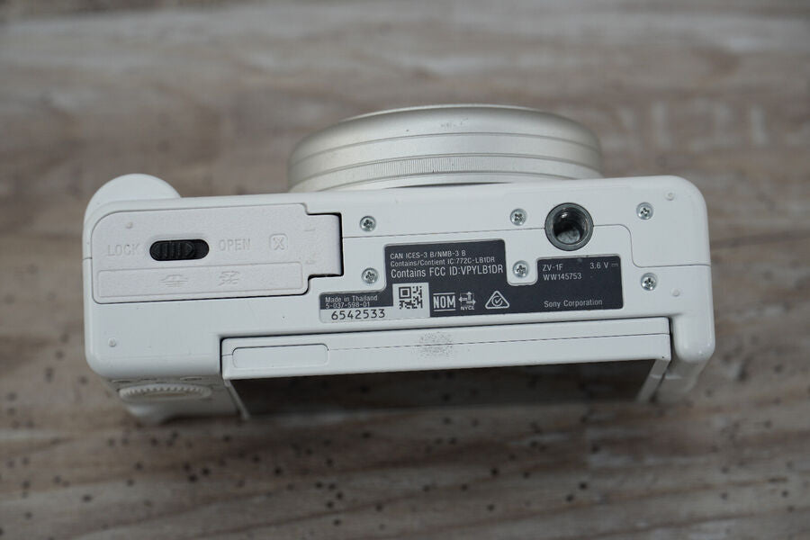 Sony ZV 1F Vlog Camera for Content Creators and Vloggers White UNTESTED NO BATT