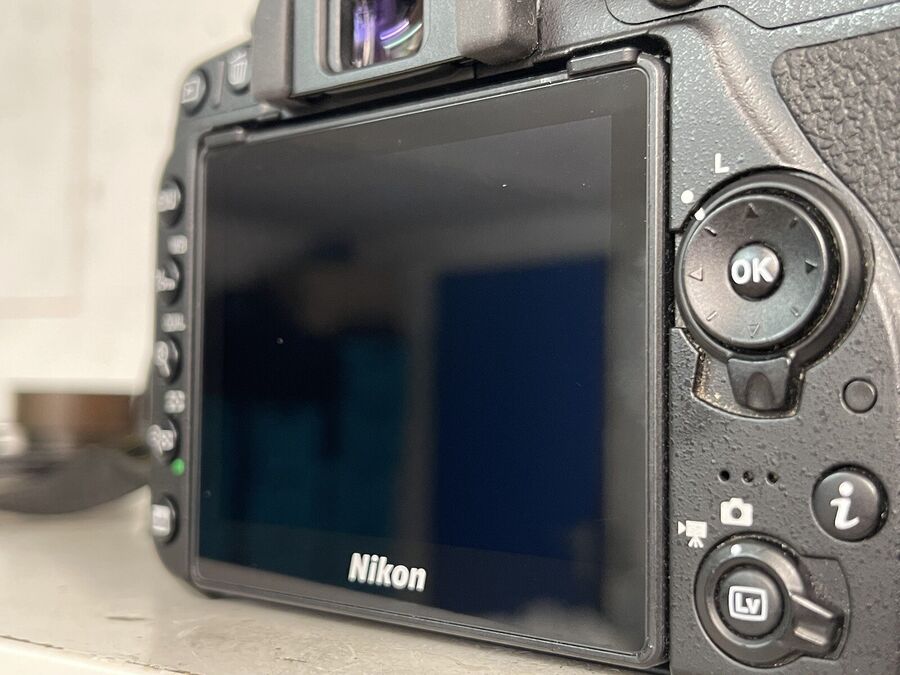 Nikon D7500 D 7500 SLR Film Camera DX SLR Camera 20.9 MP Body Near Mint Condition