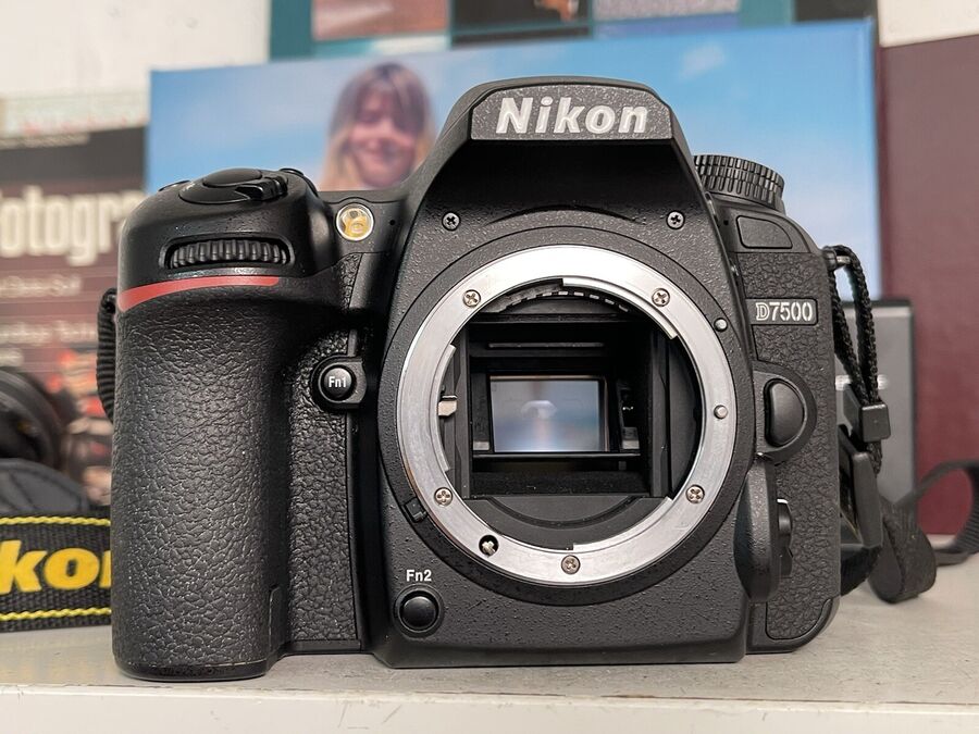 Nikon D7500 D 7500 SLR Film Camera DX SLR Camera 20.9 MP Body Near Mint Condition